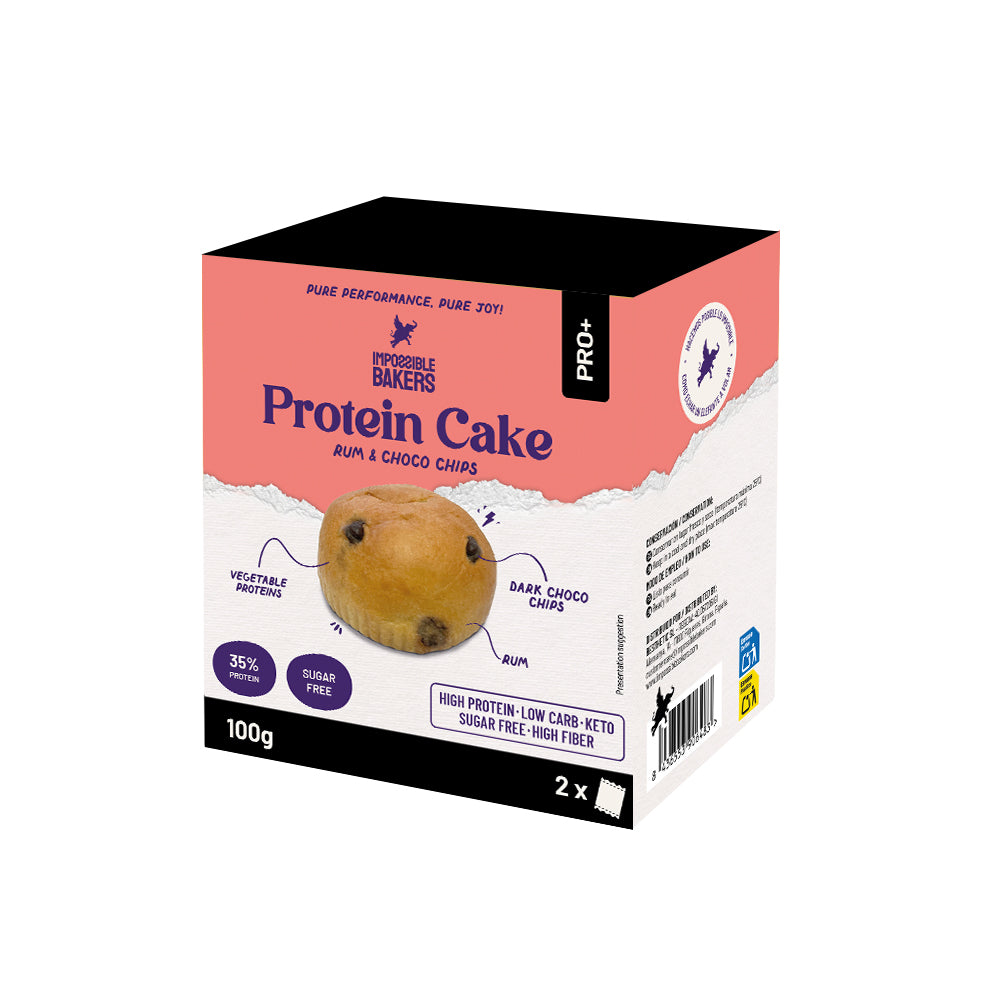 Bizcocho proteico al ron con pepitas de chocolate sin azúcares añadidos.